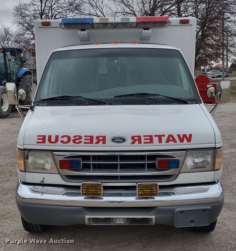 image for item DR8278 2000 Ford E350 Super Duty  ambulance