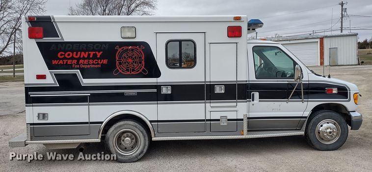 image for item DR8278 2000 Ford E350 Super Duty  ambulance