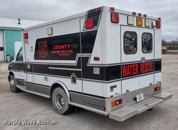 image for item DR8278 2000 Ford E350 Super Duty  ambulance
