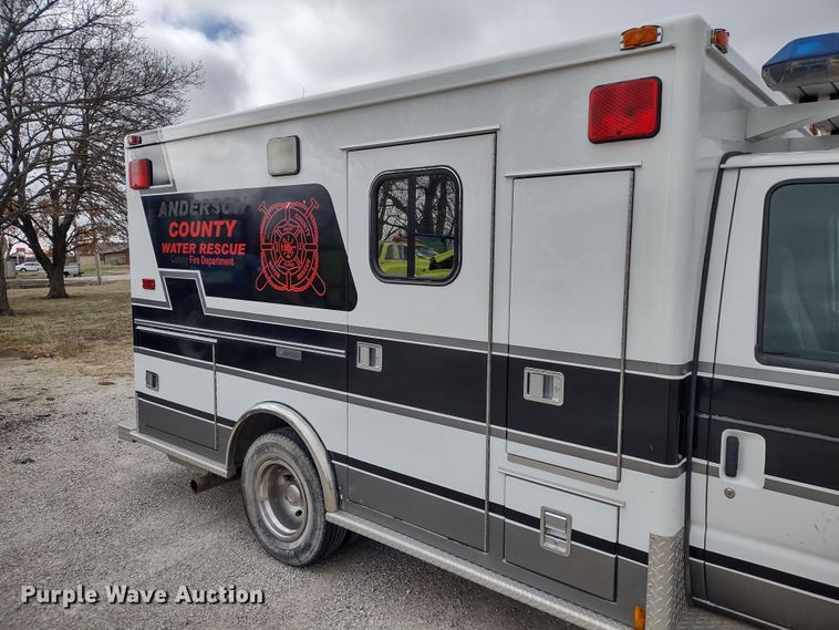 image for item DR8278 2000 Ford E350 Super Duty  ambulance