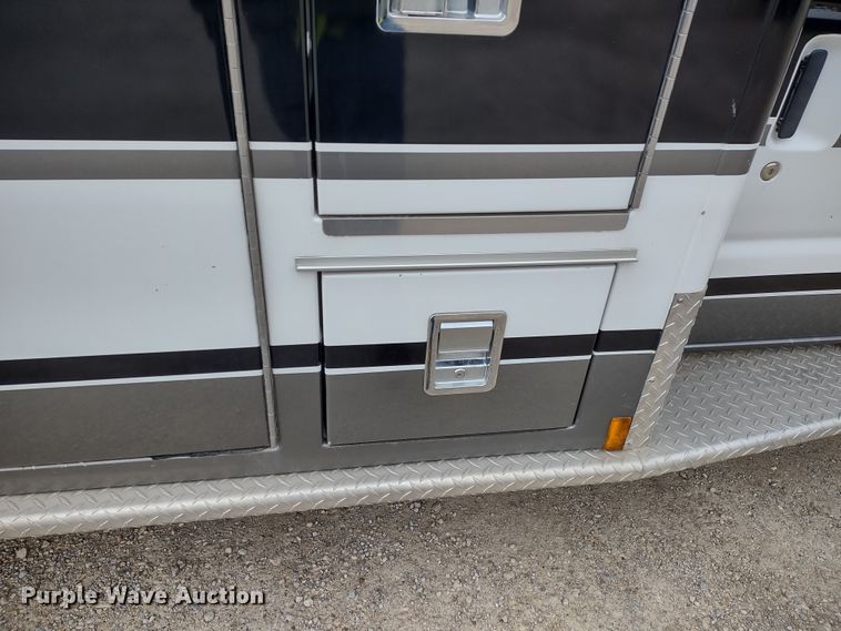 image for item DR8278 2000 Ford E350 Super Duty  ambulance