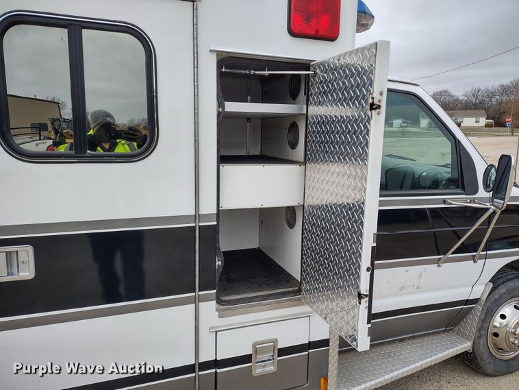 image for item DR8278 2000 Ford E350 Super Duty  ambulance