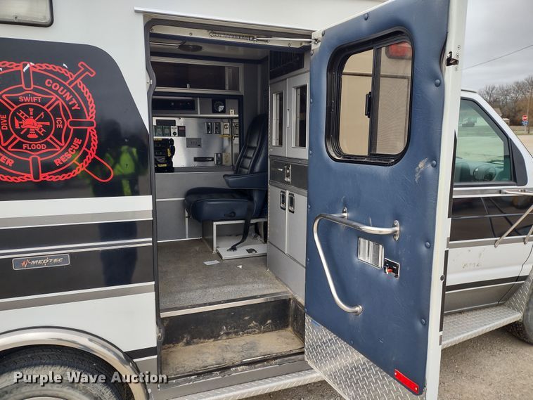 image for item DR8278 2000 Ford E350 Super Duty  ambulance