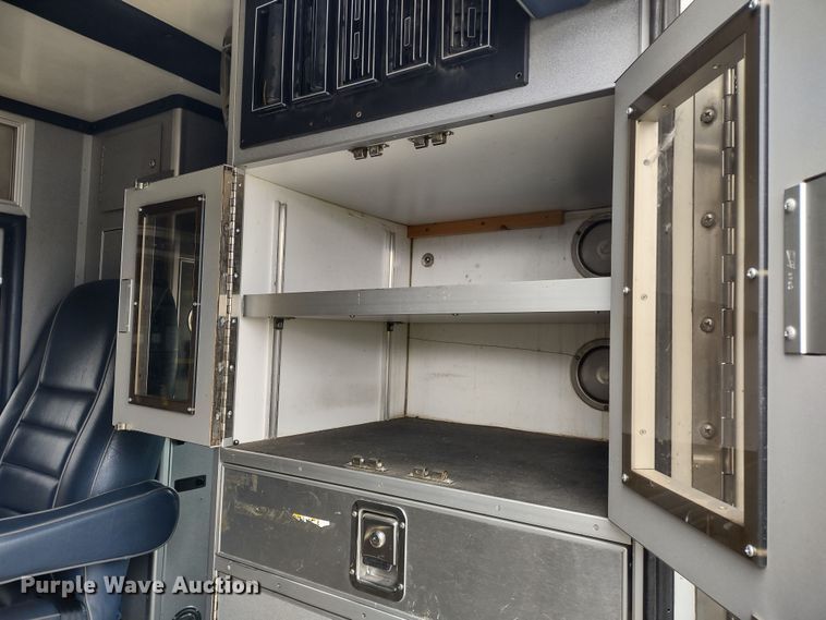 image for item DR8278 2000 Ford E350 Super Duty  ambulance