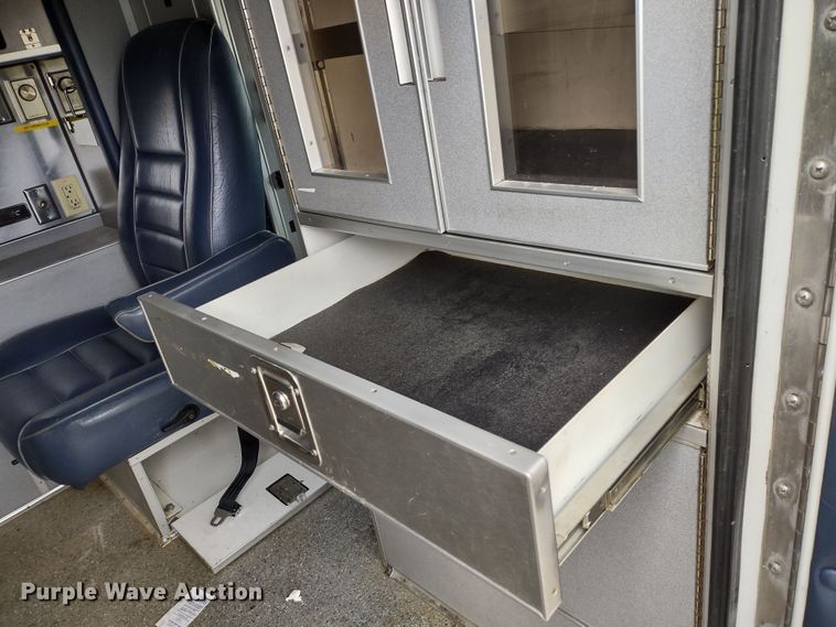 image for item DR8278 2000 Ford E350 Super Duty  ambulance