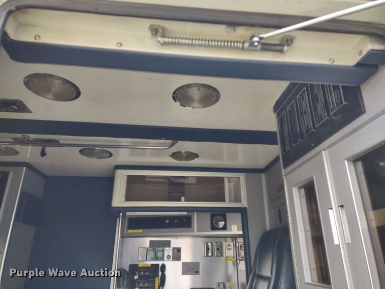 image for item DR8278 2000 Ford E350 Super Duty  ambulance