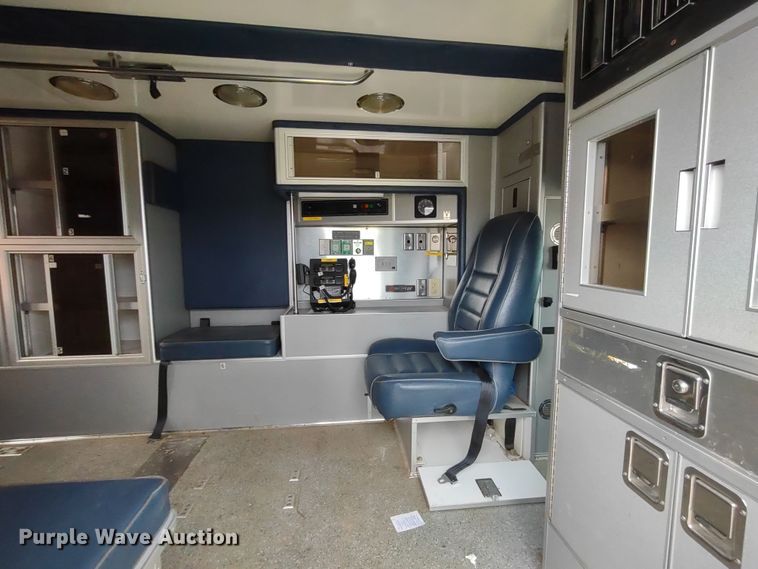 image for item DR8278 2000 Ford E350 Super Duty  ambulance