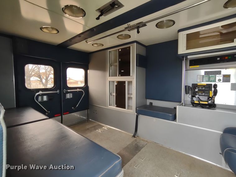 image for item DR8278 2000 Ford E350 Super Duty  ambulance