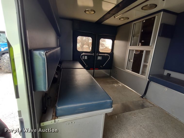 image for item DR8278 2000 Ford E350 Super Duty  ambulance