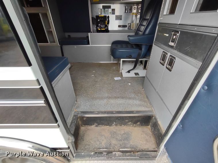 image for item DR8278 2000 Ford E350 Super Duty  ambulance