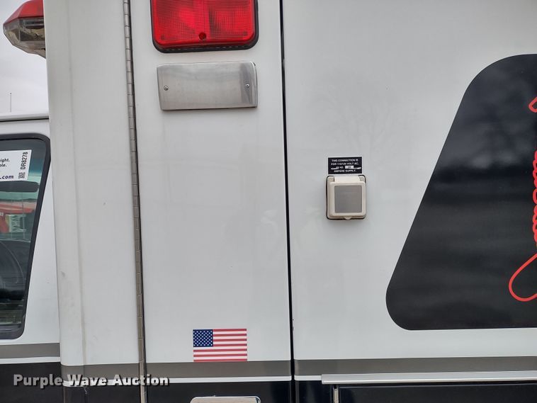 image for item DR8278 2000 Ford E350 Super Duty  ambulance
