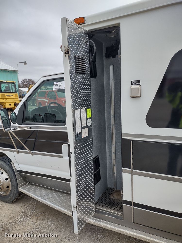 image for item DR8278 2000 Ford E350 Super Duty  ambulance