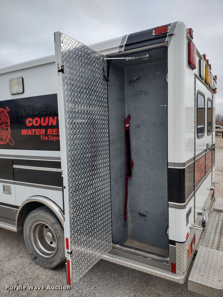 image for item DR8278 2000 Ford E350 Super Duty  ambulance