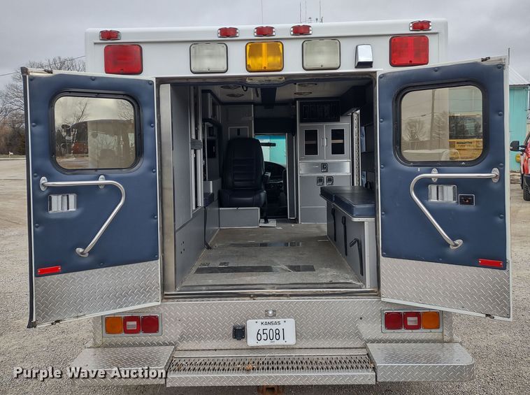 image for item DR8278 2000 Ford E350 Super Duty  ambulance