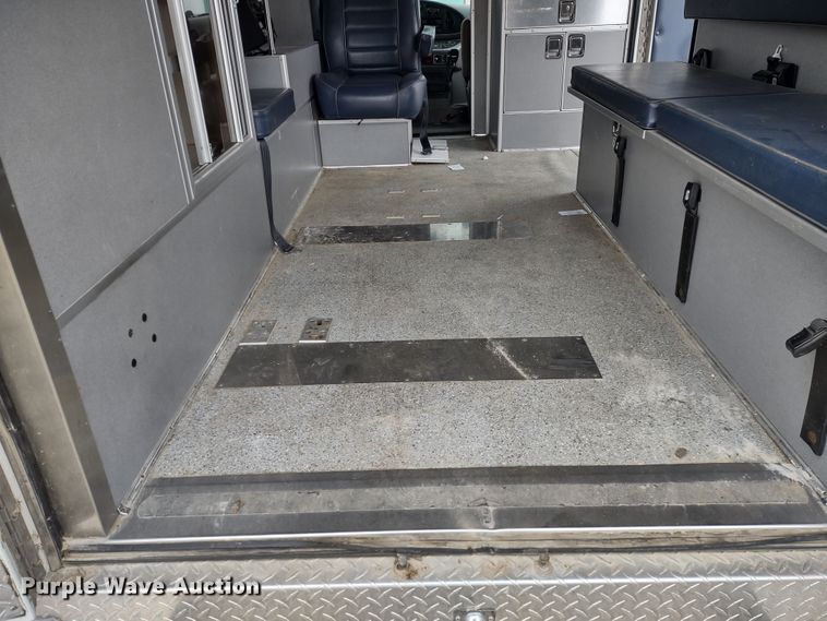 image for item DR8278 2000 Ford E350 Super Duty  ambulance