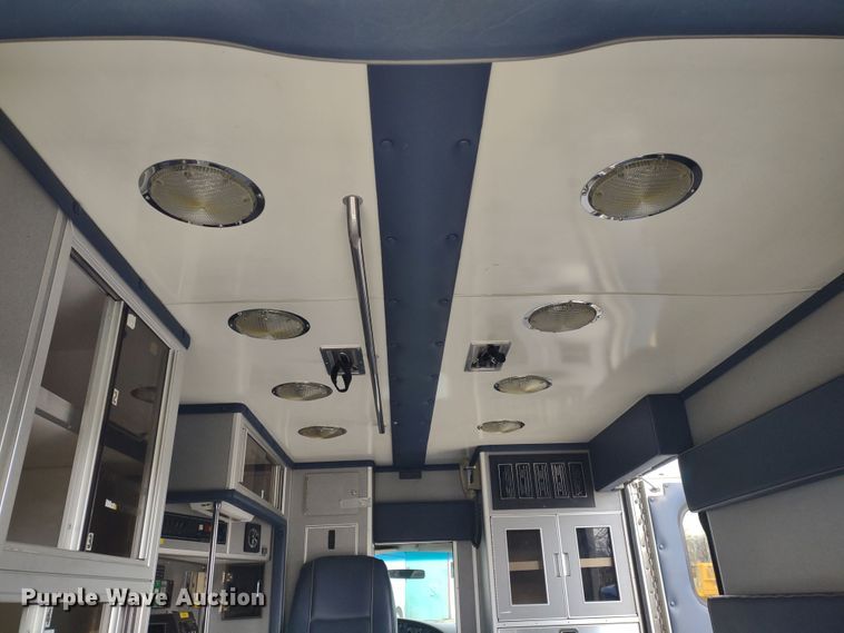 image for item DR8278 2000 Ford E350 Super Duty  ambulance