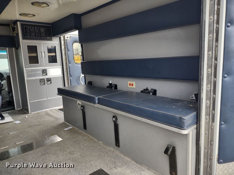 image for item DR8278 2000 Ford E350 Super Duty  ambulance