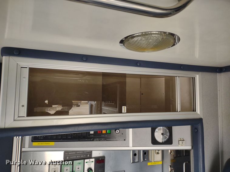 image for item DR8278 2000 Ford E350 Super Duty  ambulance