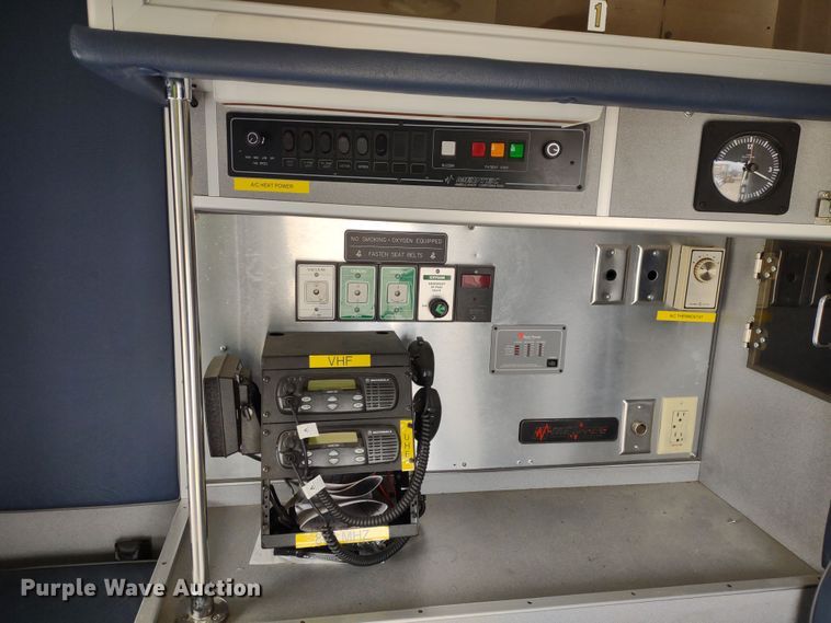 image for item DR8278 2000 Ford E350 Super Duty  ambulance