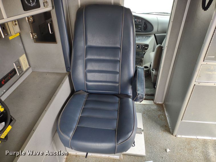 image for item DR8278 2000 Ford E350 Super Duty  ambulance