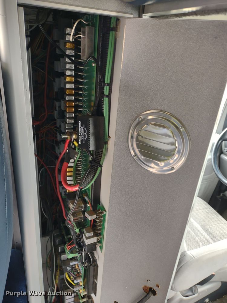 image for item DR8278 2000 Ford E350 Super Duty  ambulance