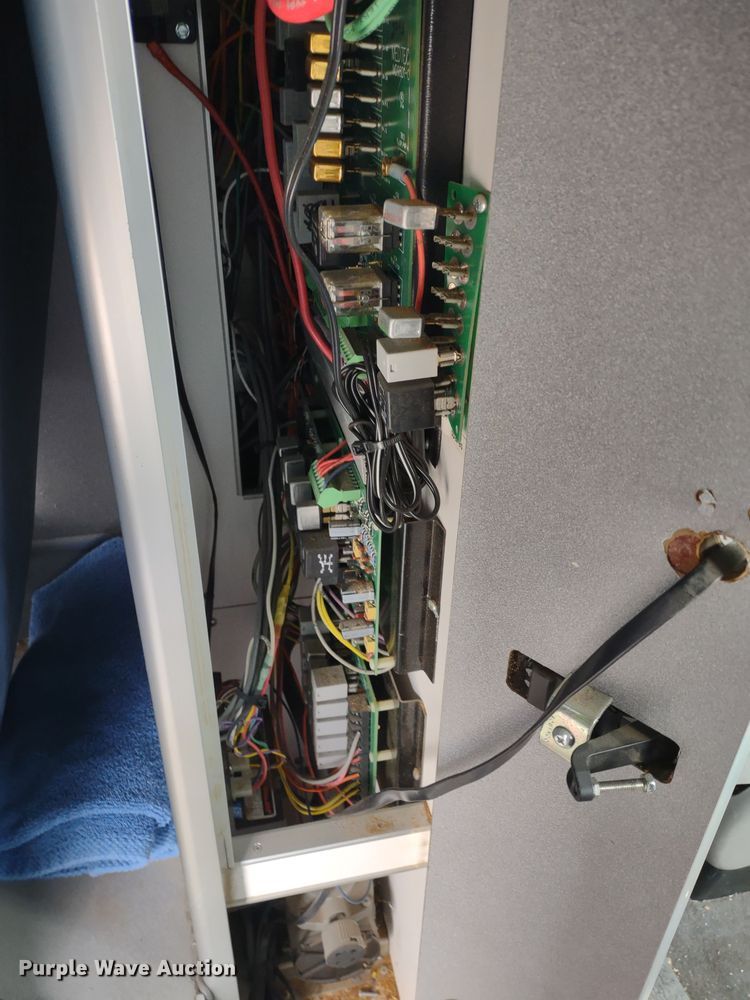 image for item DR8278 2000 Ford E350 Super Duty  ambulance