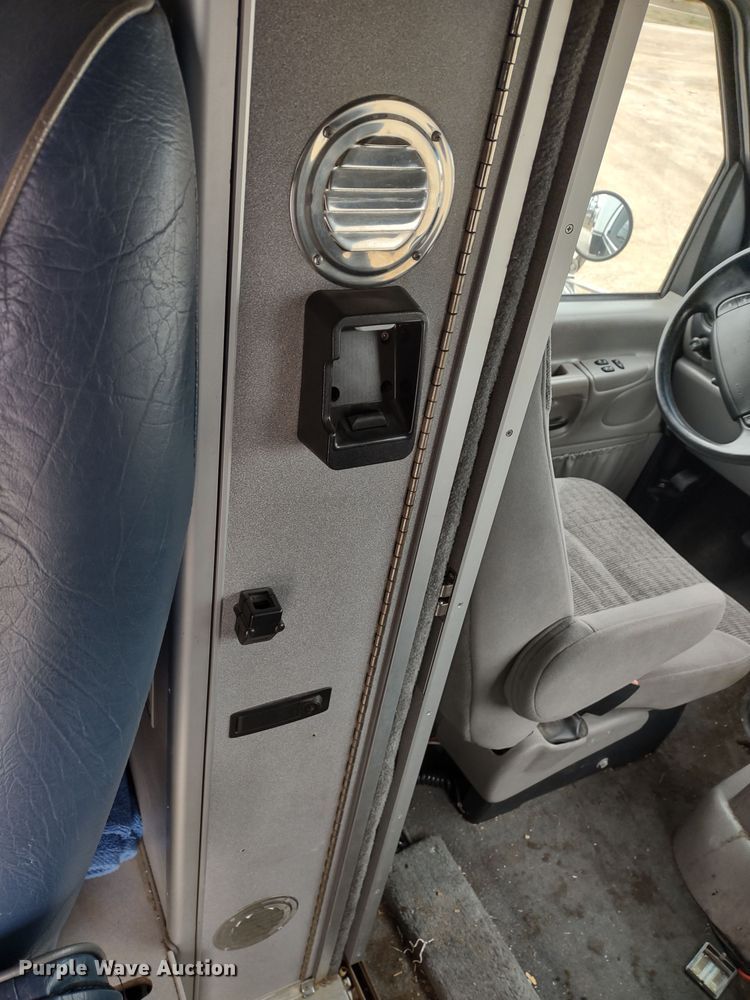 image for item DR8278 2000 Ford E350 Super Duty  ambulance