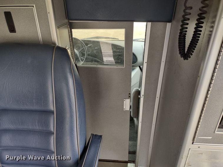 image for item DR8278 2000 Ford E350 Super Duty  ambulance