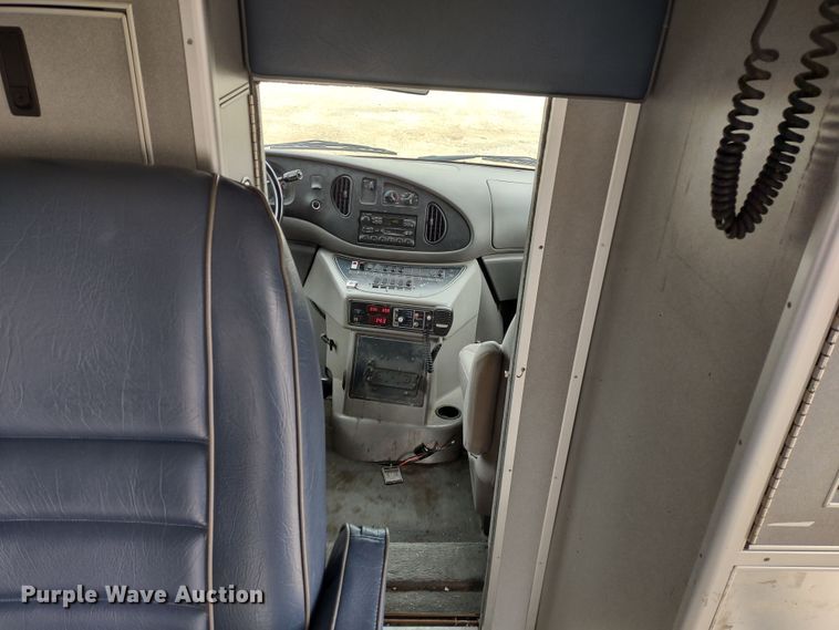 image for item DR8278 2000 Ford E350 Super Duty  ambulance