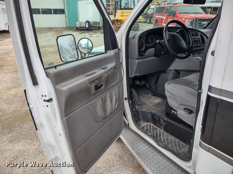 image for item DR8278 2000 Ford E350 Super Duty  ambulance