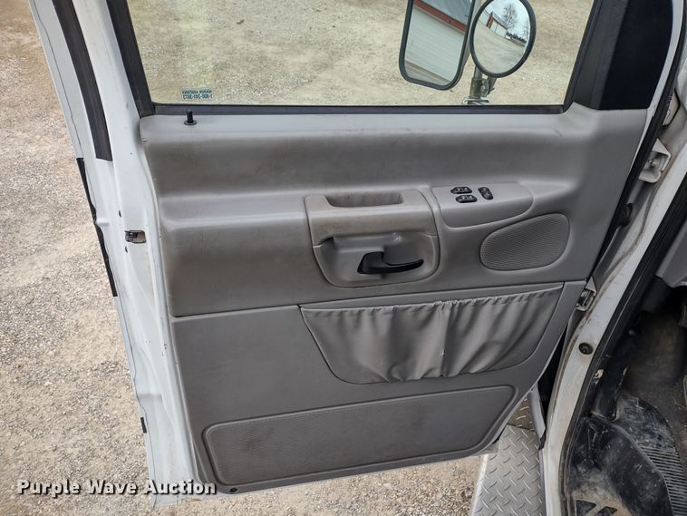 image for item DR8278 2000 Ford E350 Super Duty  ambulance