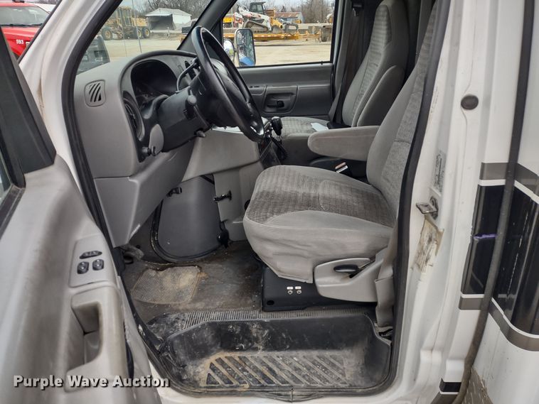 image for item DR8278 2000 Ford E350 Super Duty  ambulance