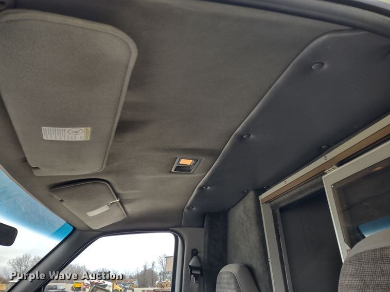 image for item DR8278 2000 Ford E350 Super Duty  ambulance