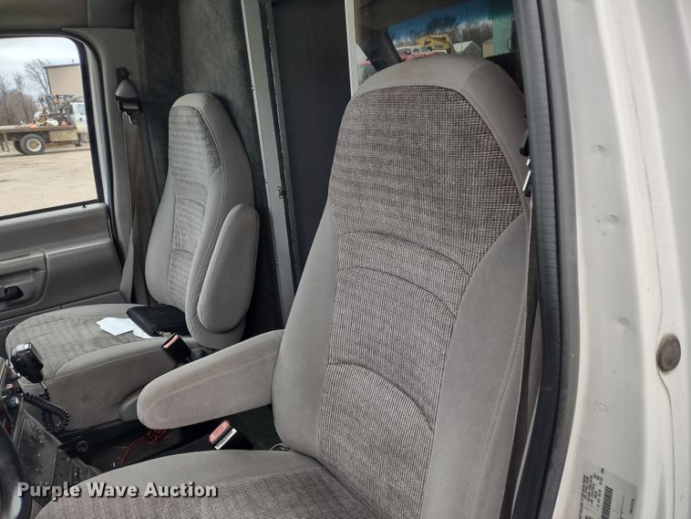 image for item DR8278 2000 Ford E350 Super Duty  ambulance