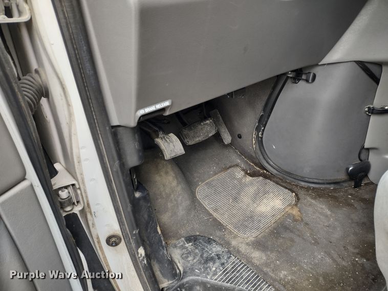 image for item DR8278 2000 Ford E350 Super Duty  ambulance