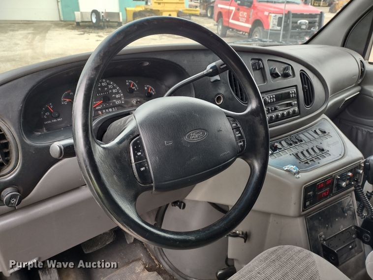 image for item DR8278 2000 Ford E350 Super Duty  ambulance