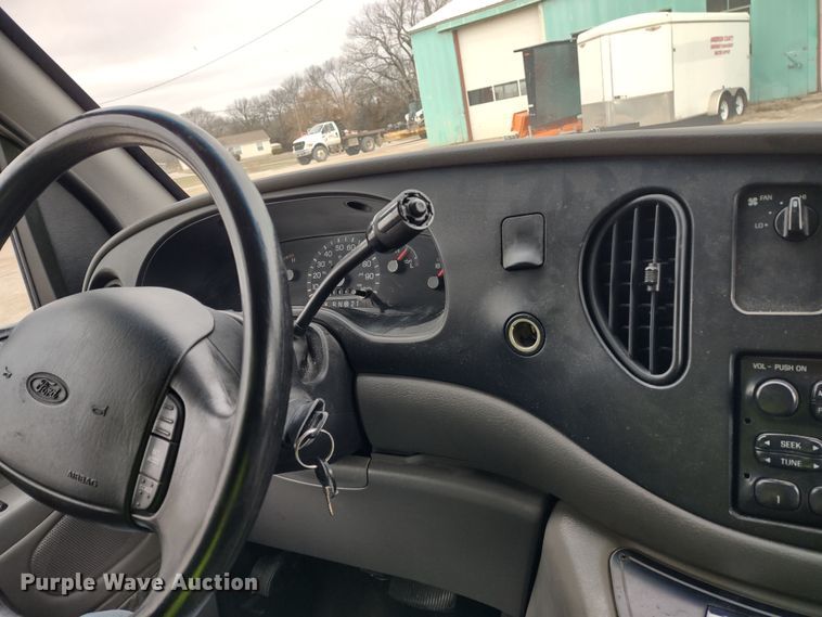 image for item DR8278 2000 Ford E350 Super Duty  ambulance