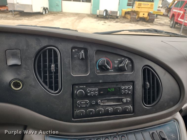 image for item DR8278 2000 Ford E350 Super Duty  ambulance