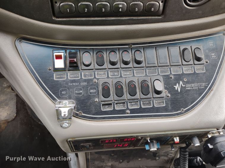 image for item DR8278 2000 Ford E350 Super Duty  ambulance