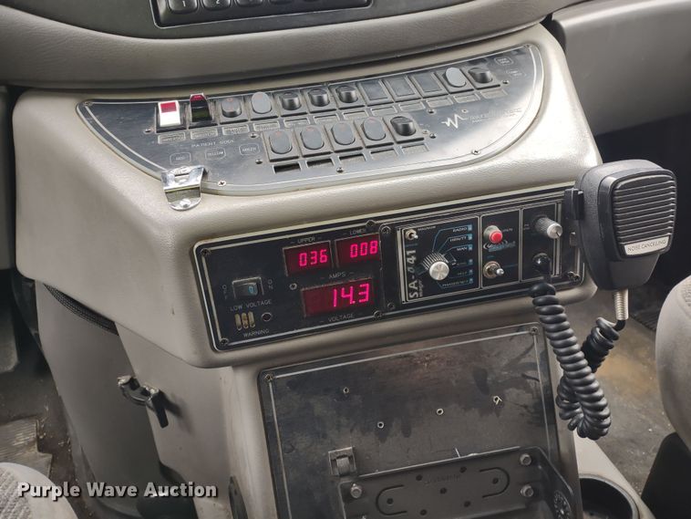 image for item DR8278 2000 Ford E350 Super Duty  ambulance