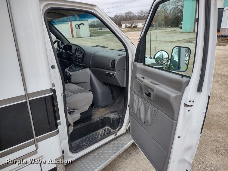 image for item DR8278 2000 Ford E350 Super Duty  ambulance
