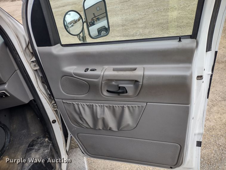 image for item DR8278 2000 Ford E350 Super Duty  ambulance