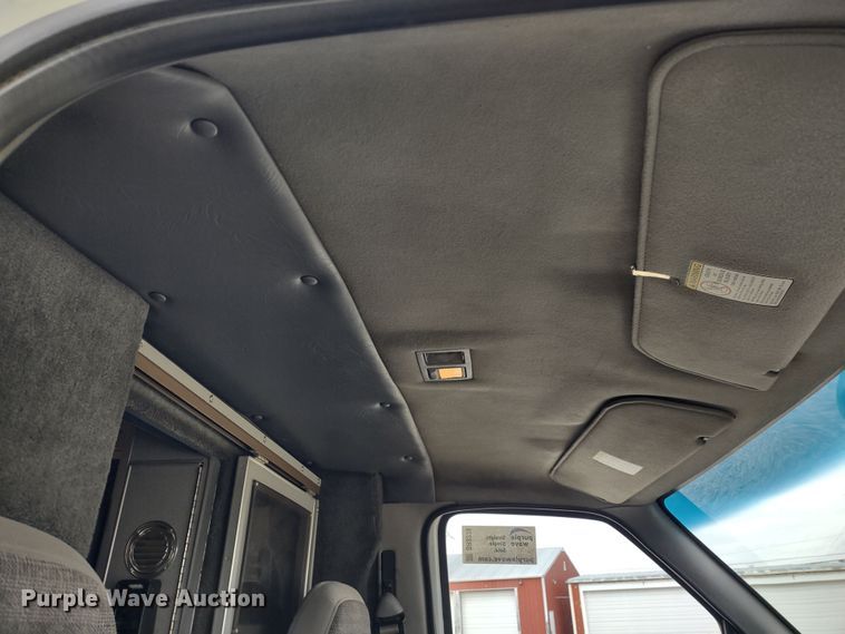 image for item DR8278 2000 Ford E350 Super Duty  ambulance