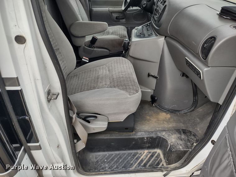 image for item DR8278 2000 Ford E350 Super Duty  ambulance