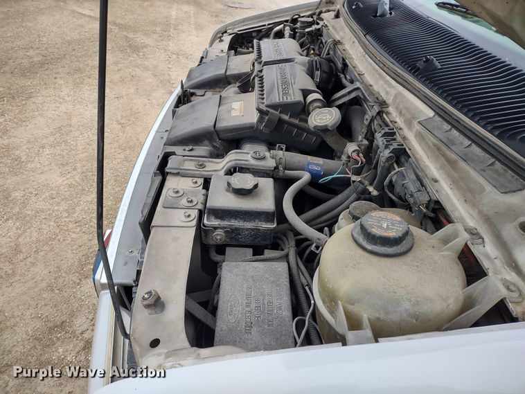 image for item DR8278 2000 Ford E350 Super Duty  ambulance