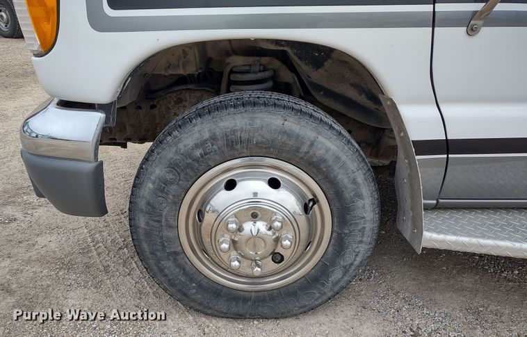 image for item DR8278 2000 Ford E350 Super Duty  ambulance