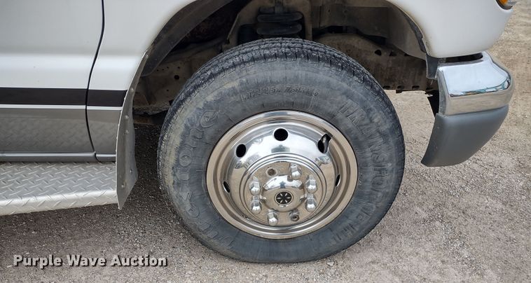 image for item DR8278 2000 Ford E350 Super Duty  ambulance