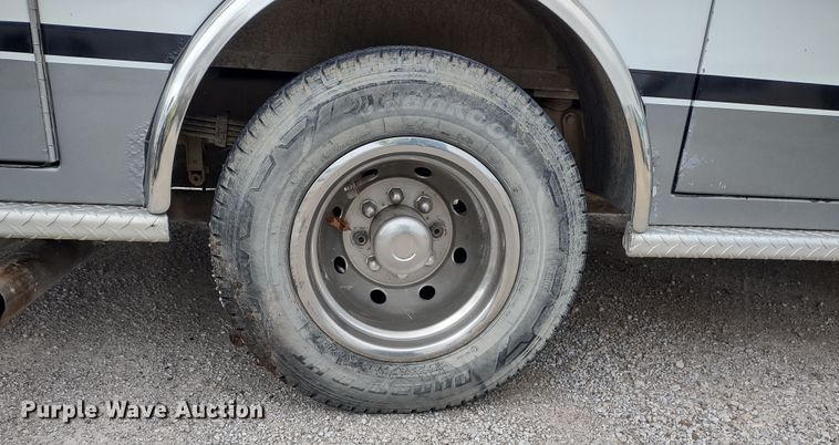 image for item DR8278 2000 Ford E350 Super Duty  ambulance