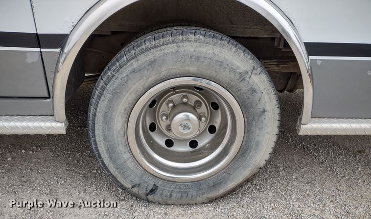 image for item DR8278 2000 Ford E350 Super Duty  ambulance