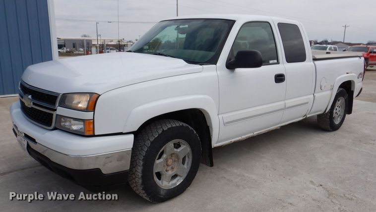 image for item IO9494 2006  Chevrolet Silverado 1500  Ext. Cab pickup truck